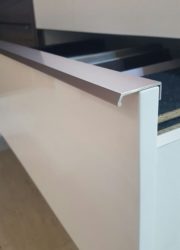 loại tay nắm cửa nhôm kính