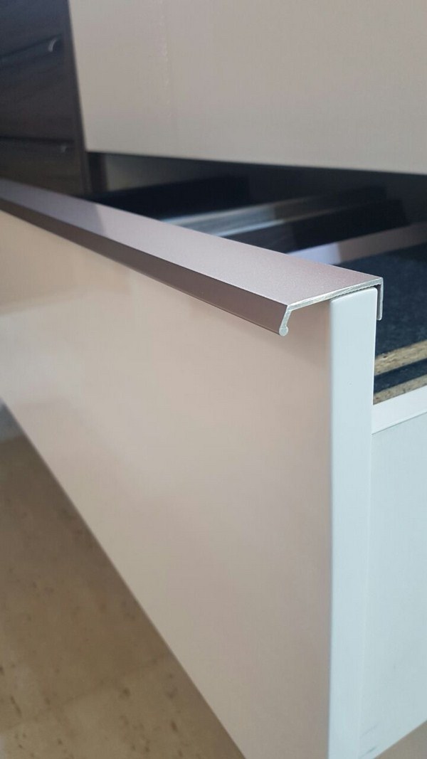 loại tay nắm cửa nhôm kính